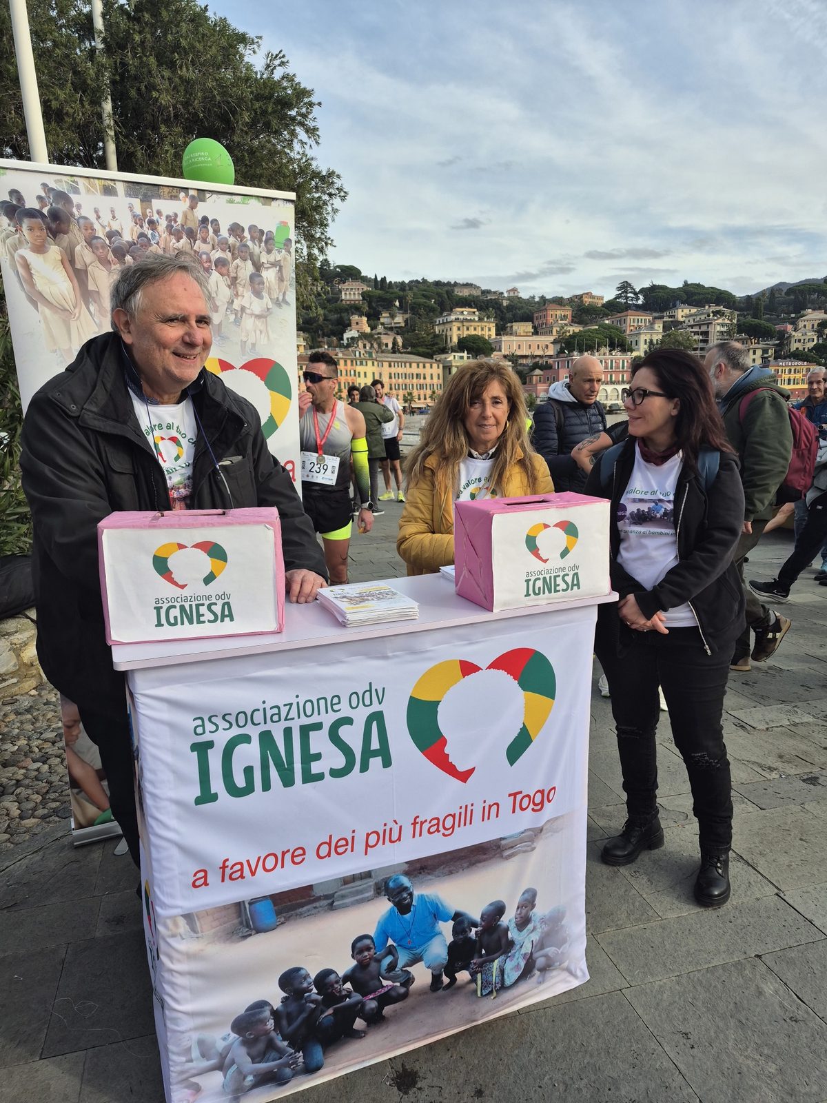 I volontari allo stand di Ignesa sul lungomare