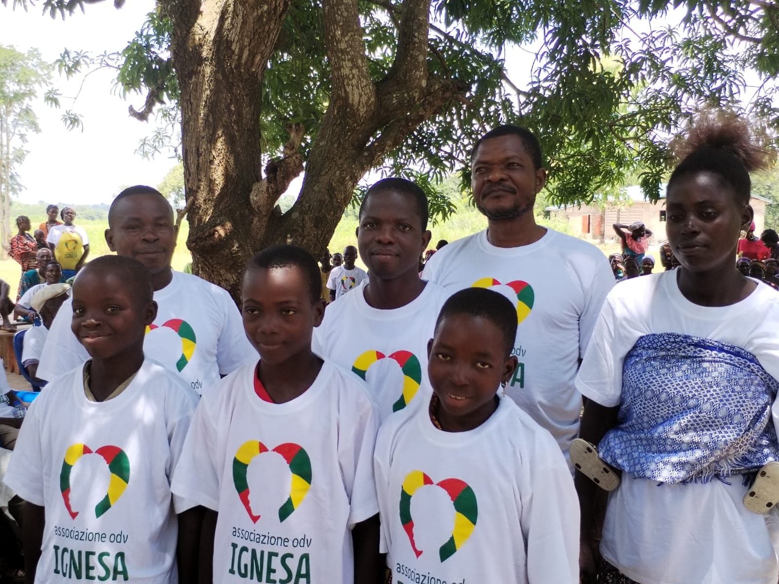 I giovani volontari in Togo con le magliette di Ignesa