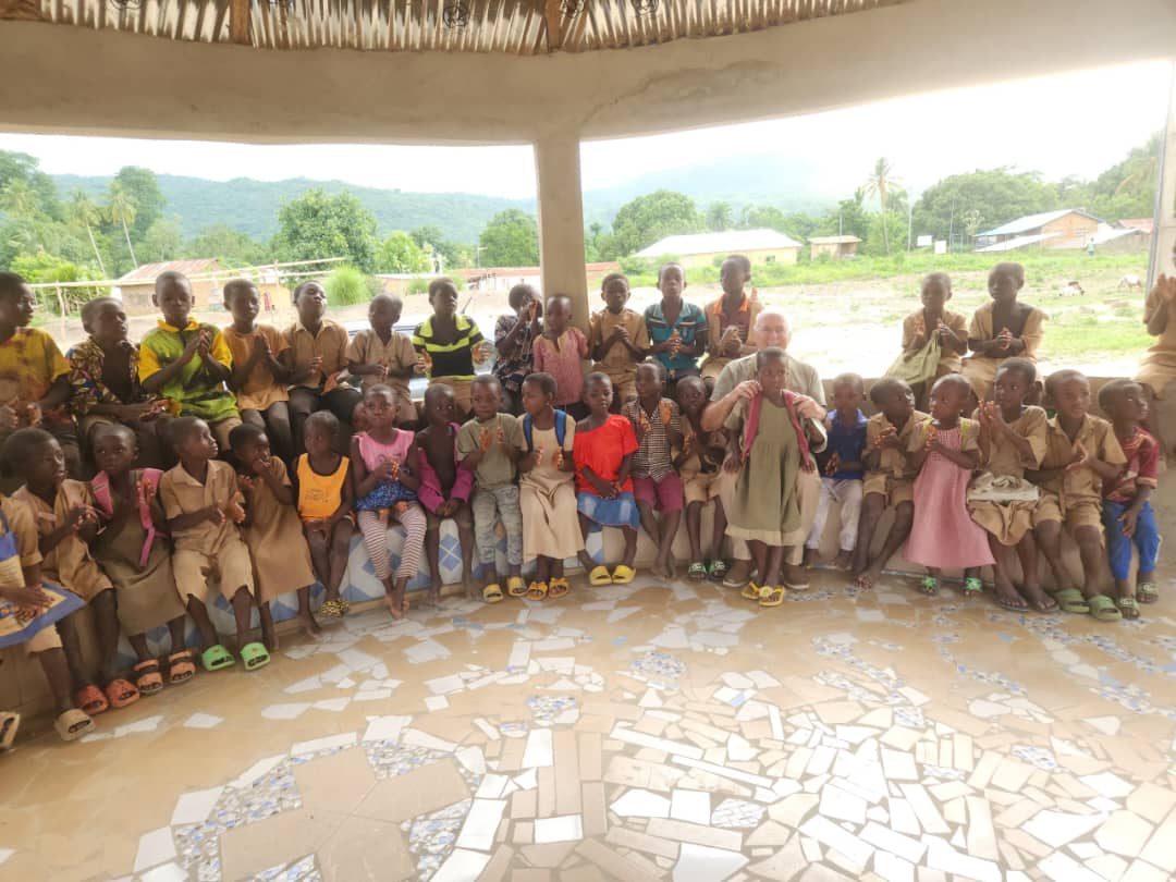 I bambini accolgono i visitatori